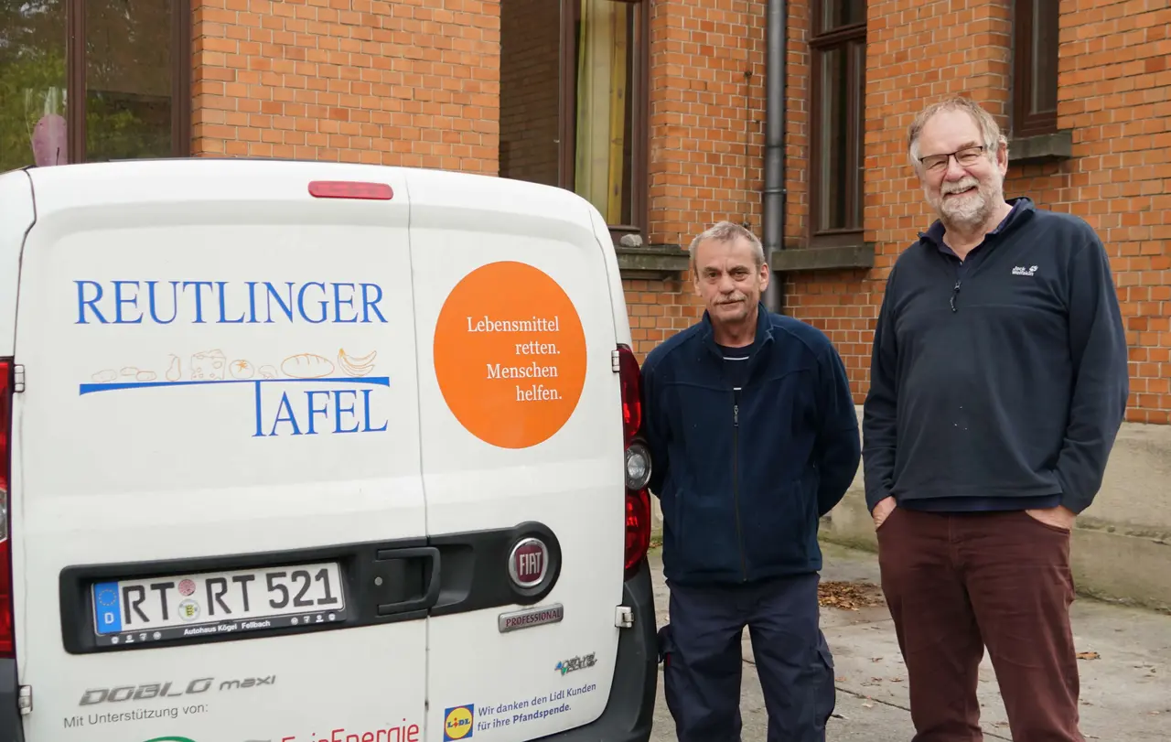 Die Ehrenamtlichen Joachim Gehrke (von links) und Rüdiger Hecht holen in der ganzen Umgebung Spenden ab. Gehrke findet, der Staat mache es sich leicht: „Deutschland ist so reich, doch viele Menschen sind auf die Tafel angewiesen“, sagt er. „Gerade hier, in einer Industriestadt, wo die Menschen viel gearbeitet haben. Das ist bedrückend.“