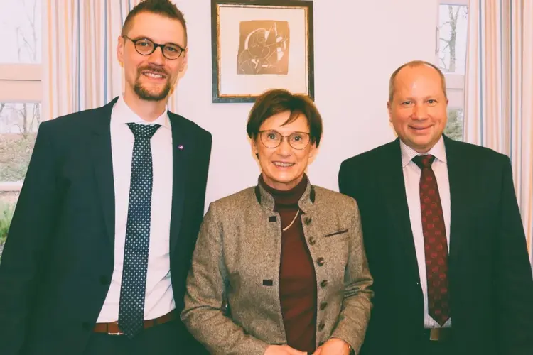 v.l.n.r.: Oberkirchenrat Dr. Fabian Peters, Staatssekretärin Sabine Kurtz und Bernd Kraft, dem Vorsitzenden des Evangelischen Bauernwerks in Württemberg, bei der Übergabe des Bewilligungsbescheids