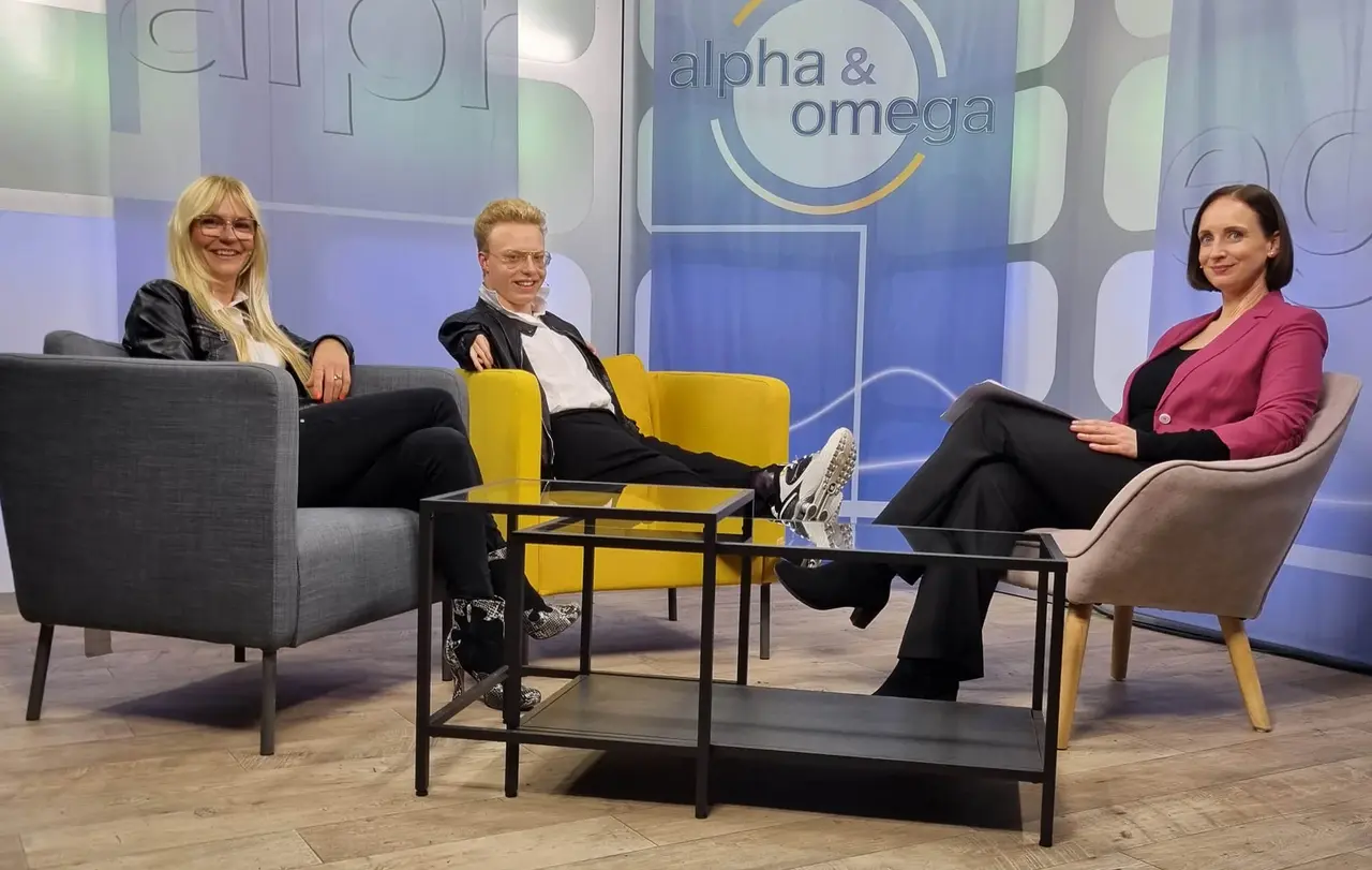 Para-Schwimmer Josia Topf im Gespräch in der Fernsehsendung "Alpha &amp; Omega"