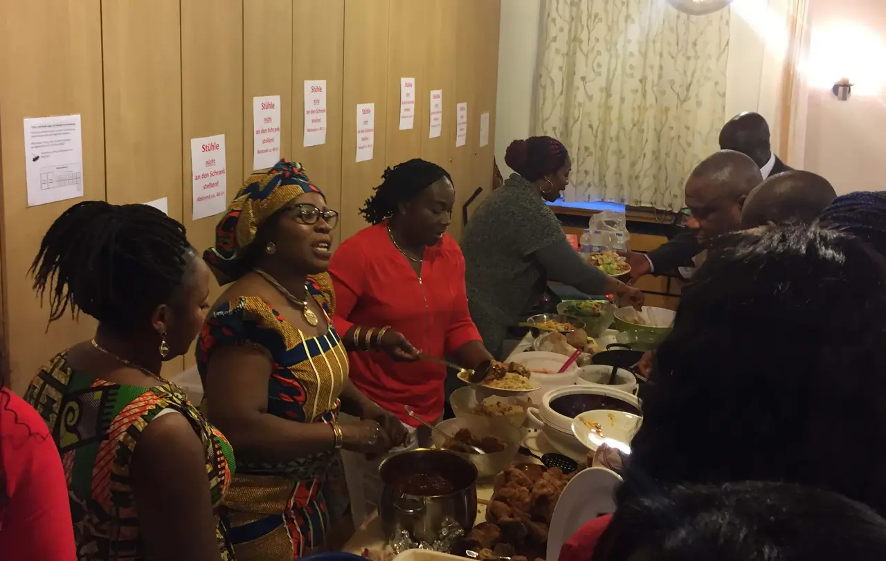 Bei der „Love Feast“, der Agapefeier, kommen alle Gemeindeglieder zum gemeinsamen Essen zusammen. Das Foto zeigt die letzte „Love Feast“ vor Ausbruch der Corona-Pandemie.