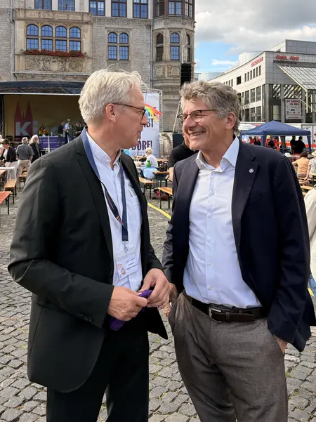 Landesbischof Ernst-Wilhelm Gohl (rechts) mit Karsten Wolkenhauer, Kirchenpräsident der Evangelischen Landeskirche Anhalts.