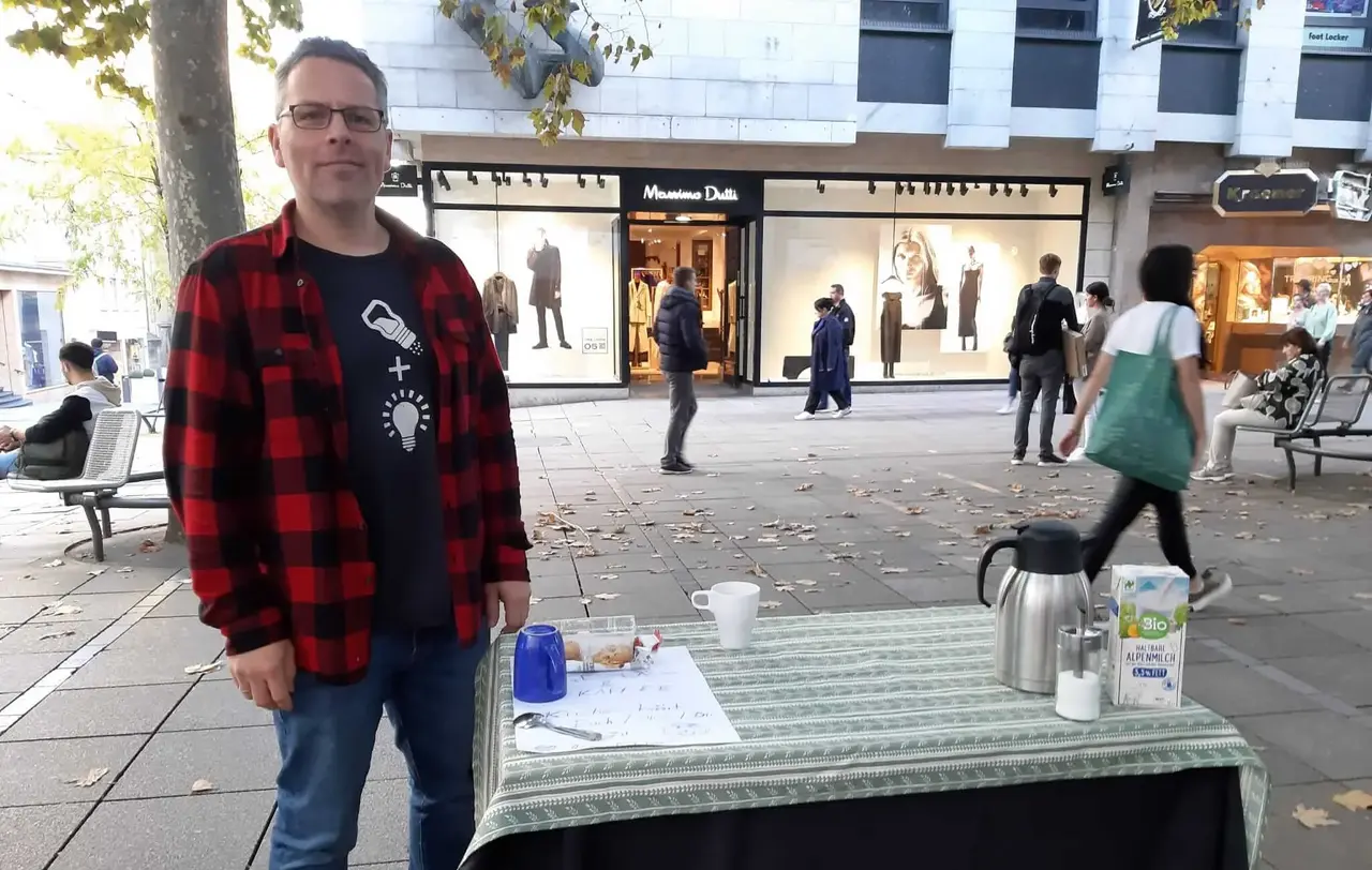 Jugendreferent Mario Novak in der Fußgängerzone Stuttgart.