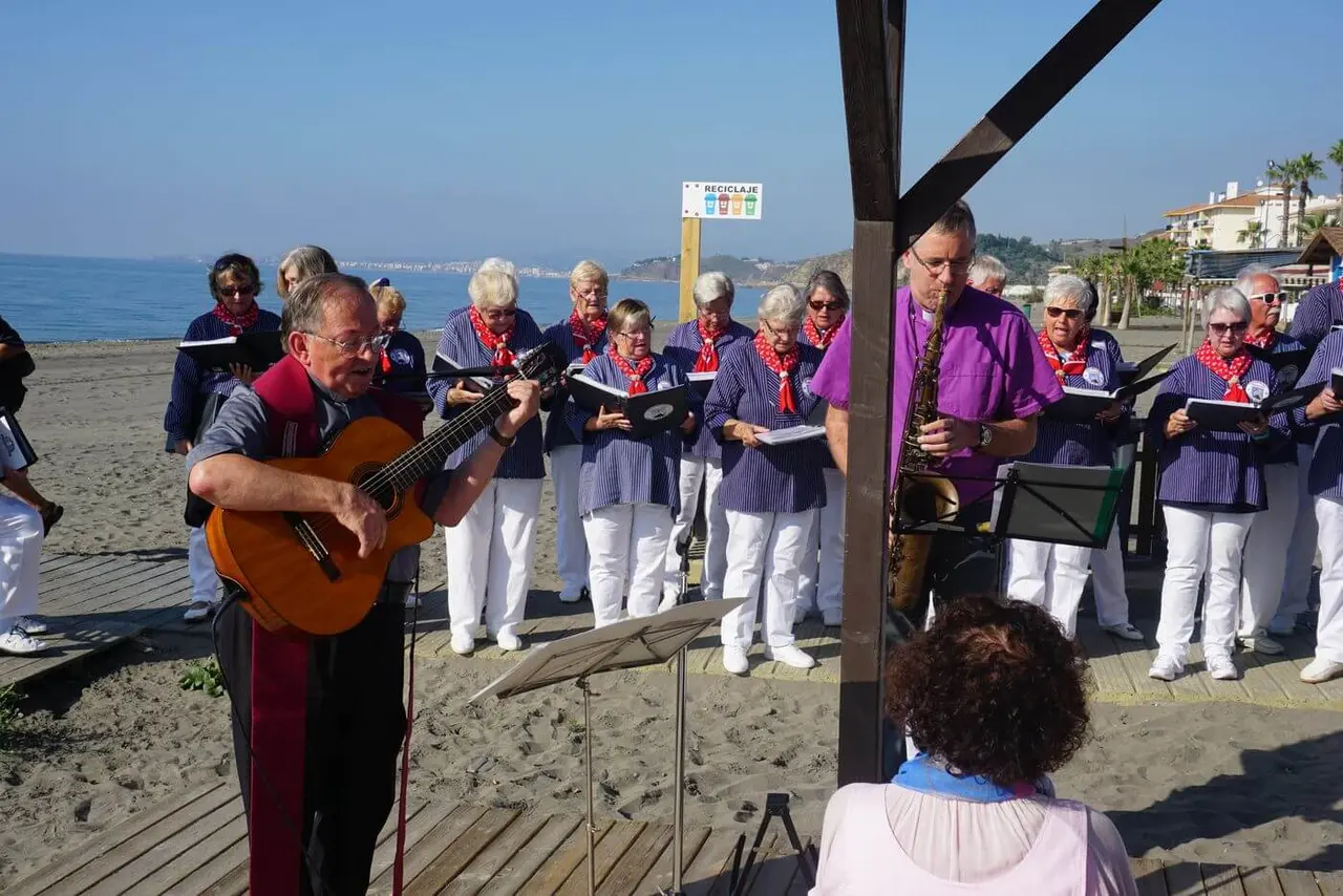 Adventsgottesdienst an der Costa del Sol. Pfarrer Meyer am Saxophon wird von Don Alfredo auf der Gitarre begleitet.