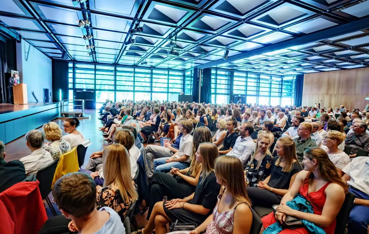 109 Frauen und Männer haben während der Abschlussfeier der Evangelischen Hochschule Ludwigsburg ihre Bachelor- und Masterurkunden erhalten - begleitet von Familienmitgliedern und Freunden.