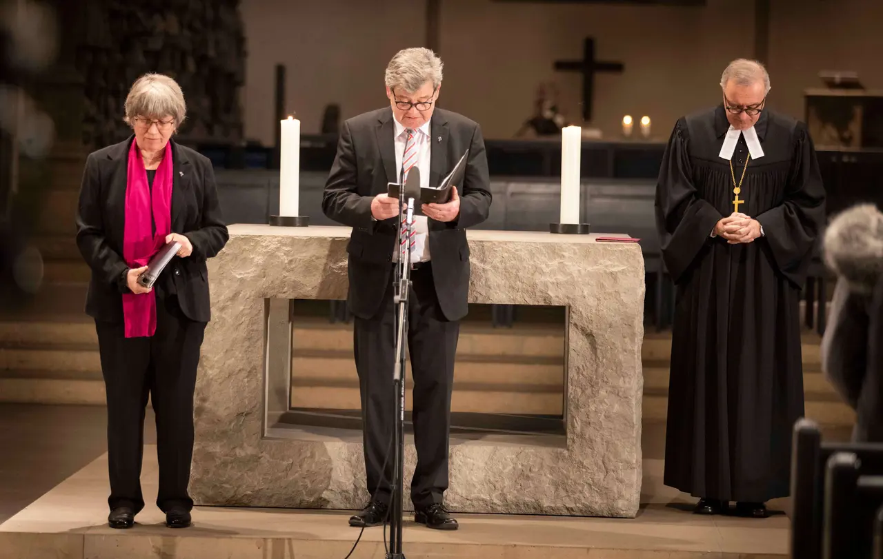 Gottesdienst in der Stuttgarter Stiftskirche zum Synoden-Jubiläum: Synodenpräsidentin Inge Schneider, ihr Stellvertreter Werner Stepanek und Landesbischof Dr. h. c. Frank Otfried July.