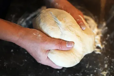 In Württemberg machen rund 500 Konfirmandinnen und Konfirmanden bei der Brotbackaktion mit.