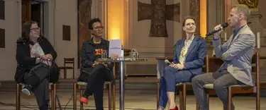 Das Dialogforum beginnt mit einer Podiumsdiskussion, danach tauschen sich die Teilnehmenden an Tischen aus. Im Bild v.l.n.R.: Renate Schmetz, erste Bürgermeisterin von Ludwigsburg, Mo Asumang, Regisseurin, Aktivistin, TV-Moderatorin, Prof. Dr. Andrea Wechsler, CDU-Abgeordnete des Europäischen Parlaments, Pfarrer und Moderator Stephan Seiler-Thies