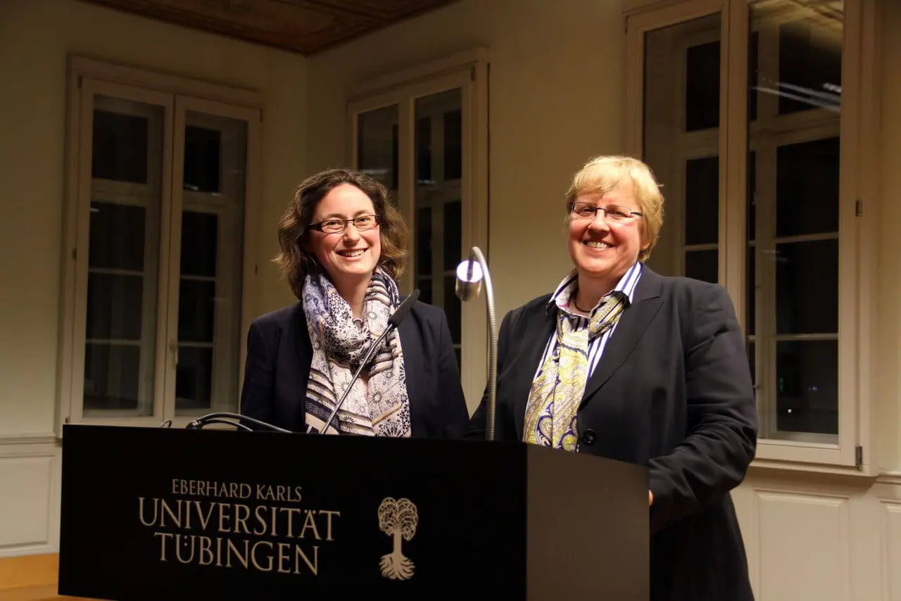 Professor Dr. Sabine Holtz und Uta Dehnert in der Alten Aula.
