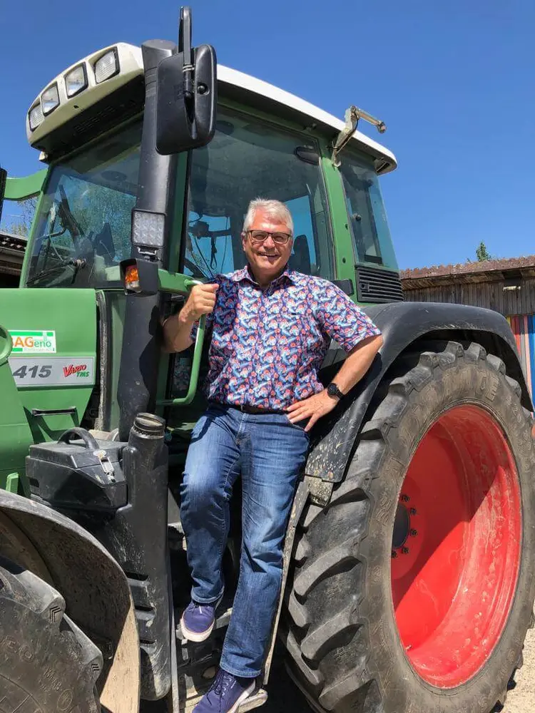 Prälat Stumpf 2019 bei der Visitation in Künzelsau auf einem Bauernhof.