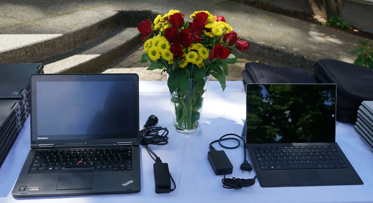 Ordentlich gestapelt warten die Laptops auf ihre neuen Besitzer.