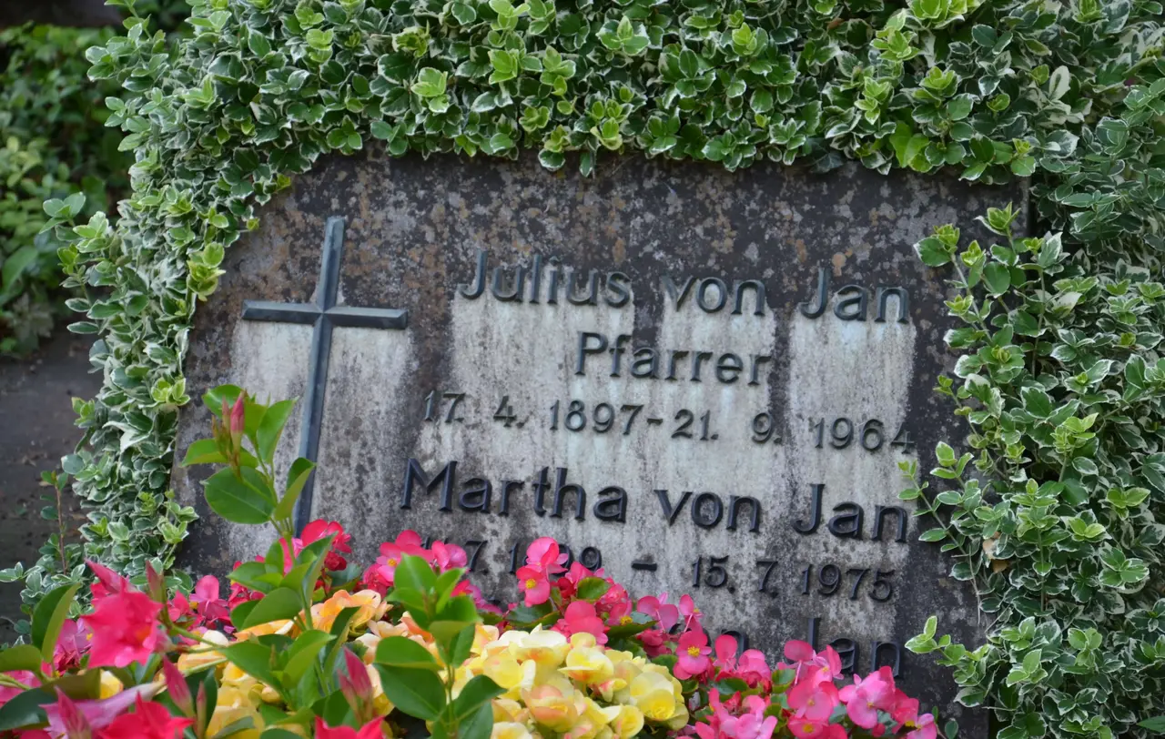Das Grab von Julius von Jan und seiner Ehefrau Martha in Korntal.