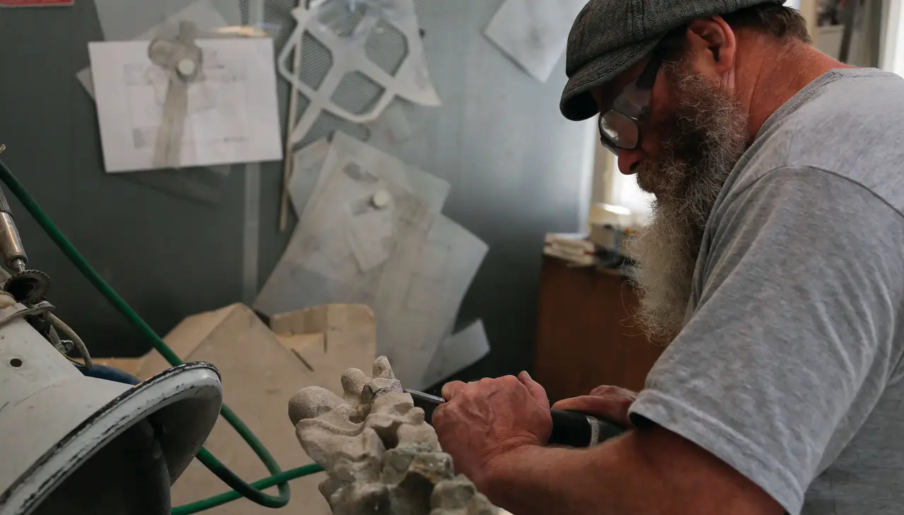 Steinmetz bei der Arbeit