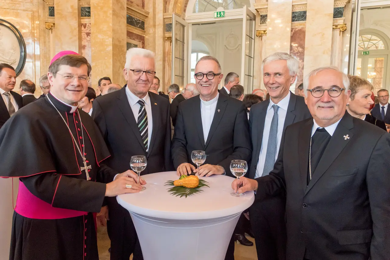 Reformation in Stuttgart Vlnr: Erzbischof Stephan Burger (Freiburg), Ministerpräsident Winfried Kretschmann, Landesbischof Dr. h. c. Frank Otfried July (Württemberg), Prof. Dr. Jochen Cornelius-Bundschuh (Baden) und Bischof Dr. Gebhard Fürst (Rottenburg-Stuttgart) beim Empfang der Landesregierung im Neuen Schloss in Stuttgart.