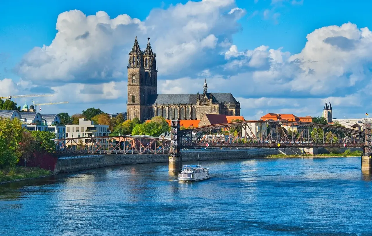 In Magdeburg stieg Landesbischof July in der Predigtreihe zu 500 Jahre Magdeburger Dom auf die Kanzel und nahm auch Bezug zu Erntedank.