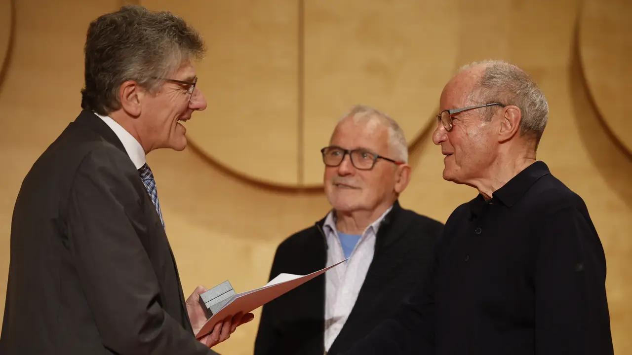 Landesbischof Ernst-Wilhelm Gohl, Hans Fischer und Wolfgang Vögele vlnr Herbstsynode 2025