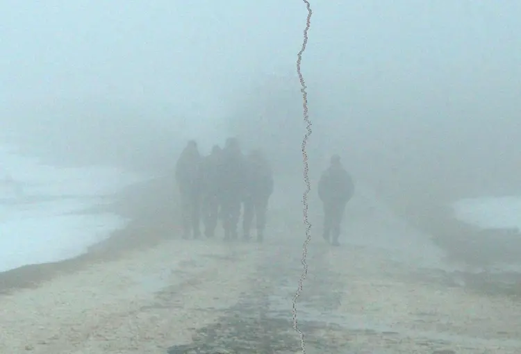 5 Menschen im Nebel, eine Person ist durch einen Riss von den anderen getrennt