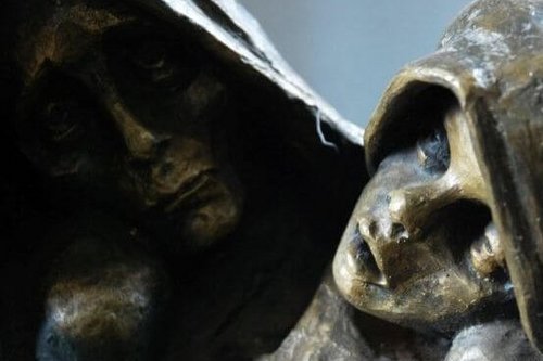 Diese Skulptur hungernder Gefangener erinnert in Auschwitz an die Opfer des Nationalsozialismus. 