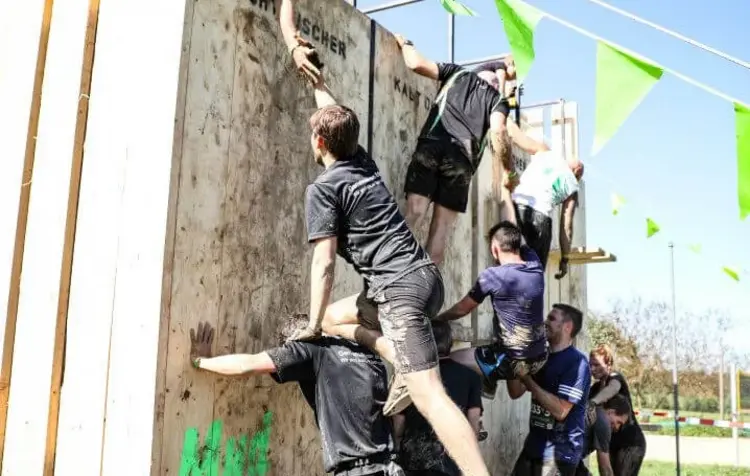 Bei MudMates handelt es sich um einen Team-Hindernislauf. Das Foto zeigt das vergangene MudMates-Turnier 2019.