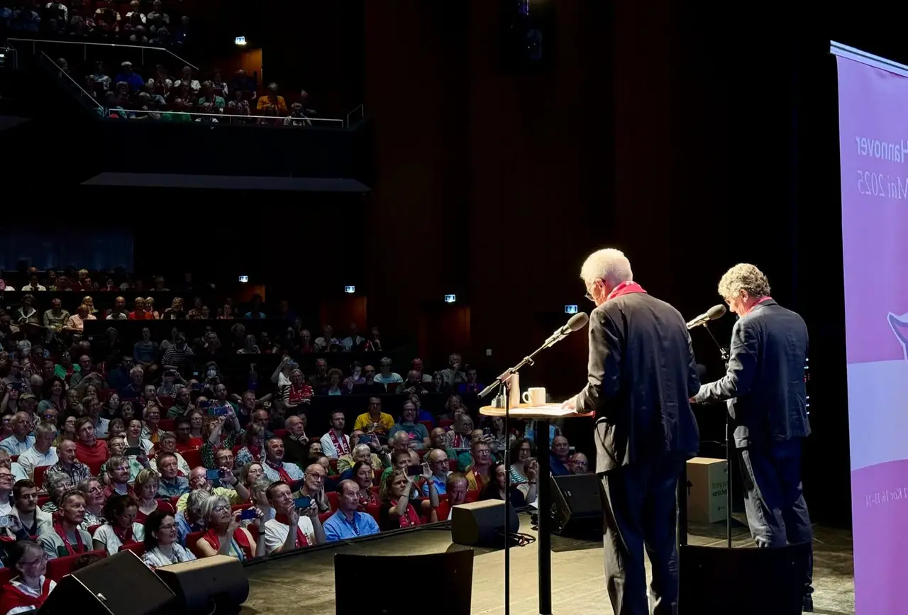Landesbischof Ernst-Wilhelm Gohl (rechts) und der baden-württembergische Ministerpräsident Winfried Kretschmann