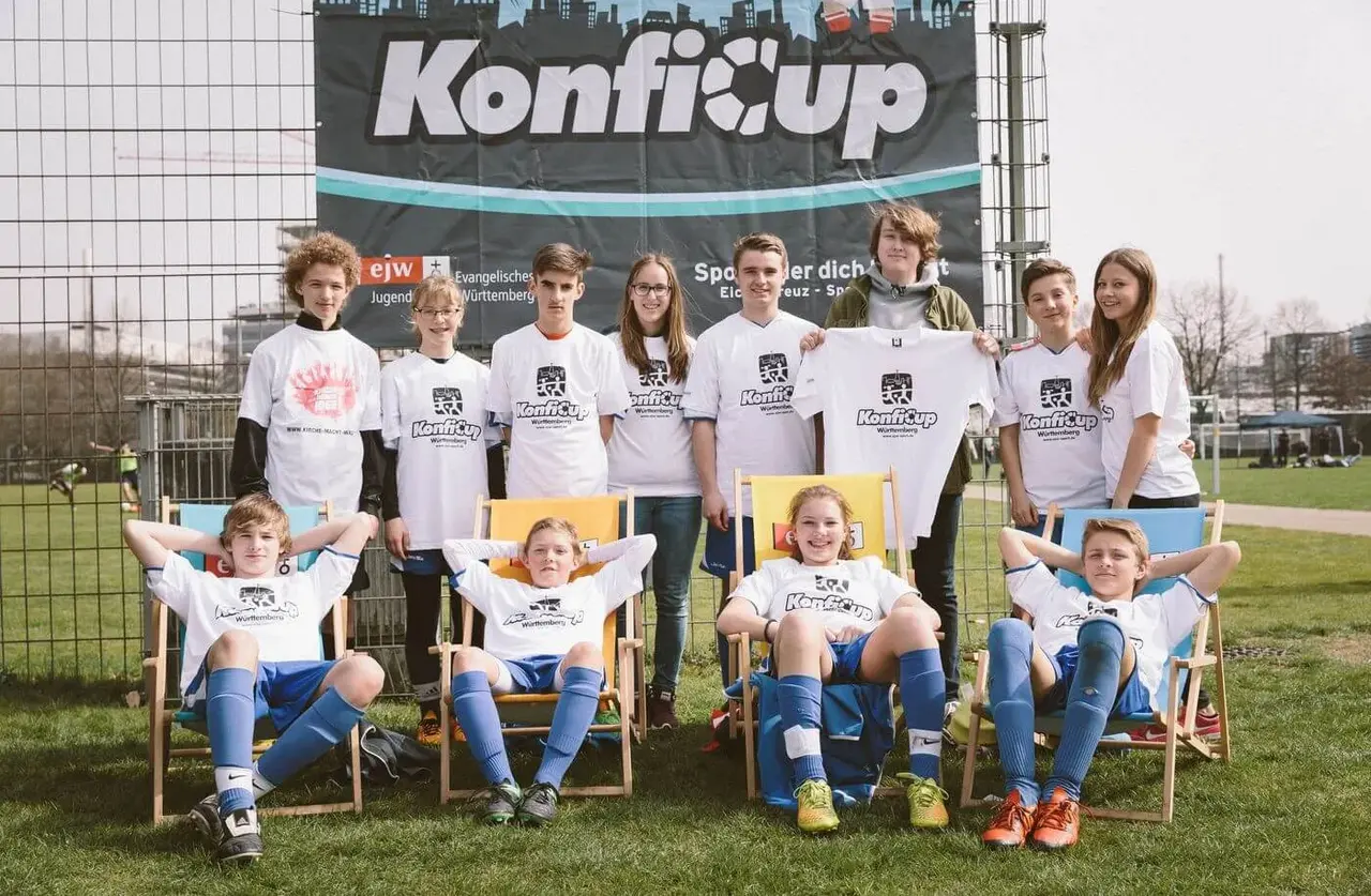 Teilnehmende beim KonfiCup-Landesfinale 2016 im Neckarpark Stuttgart.