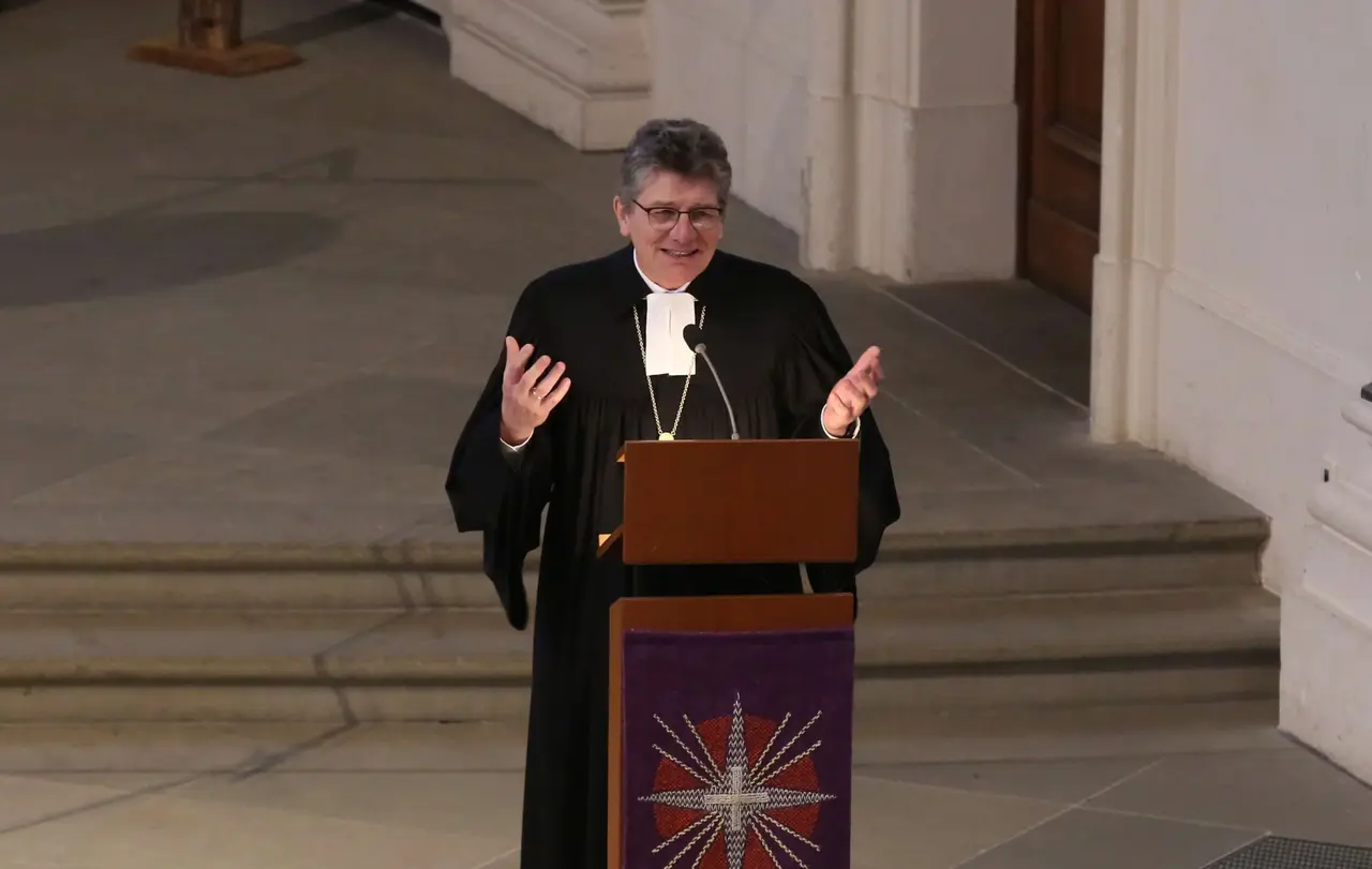 Landesbischof Gohl betonte auch die geistliche Bedeutung der Vesperkirchen. Er sagte: „Wo wir einander auf Augenhöhe begegnen, mit freundlicher Aufmerksamkeit einander wahrnehmen und zuhören, da können wir einander zu Boten Gottes werden, zu Boten von Gottes Liebe und Menschenfreundlichkeit.“