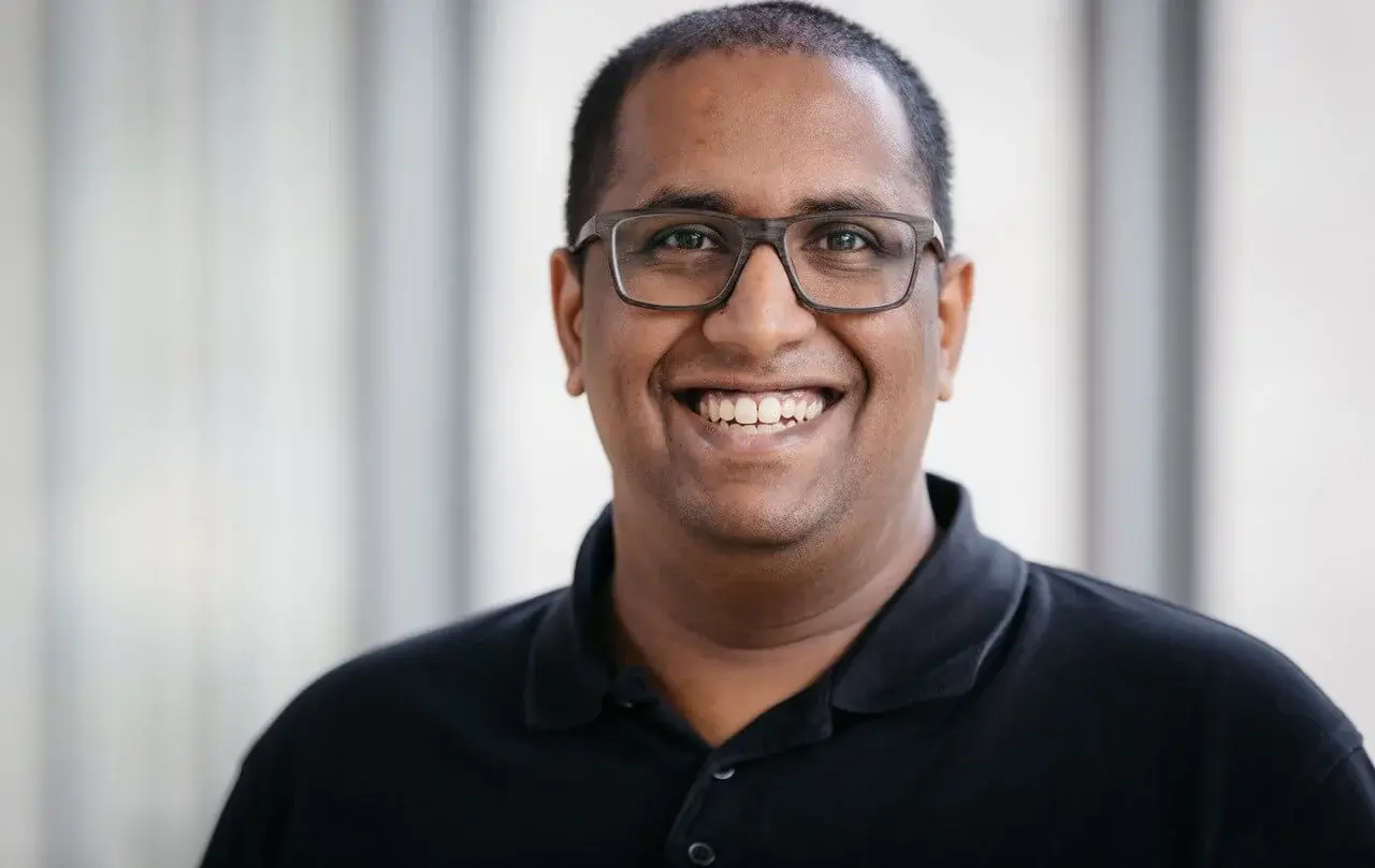 Dän Klein berät Kirchengemeinden, Bezirke und Einrichtungen in allen Fragen rund um die Medientechnik.