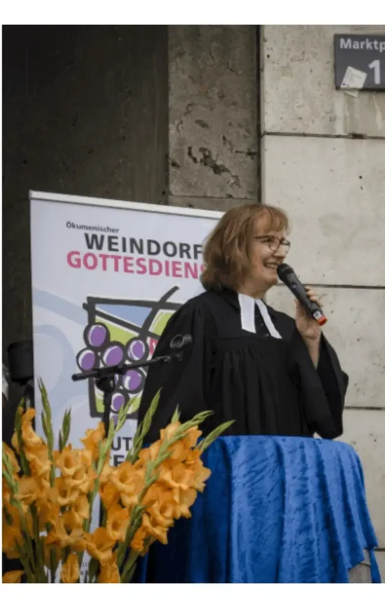 Am 30. August auf dem Schlossplatz und per Live-Stream: Die Weinandacht. Hier ein Bild von der Andacht auf dem Weindorf 2019 mit Pfarrerin Franziska Stocker-Schwarz.
