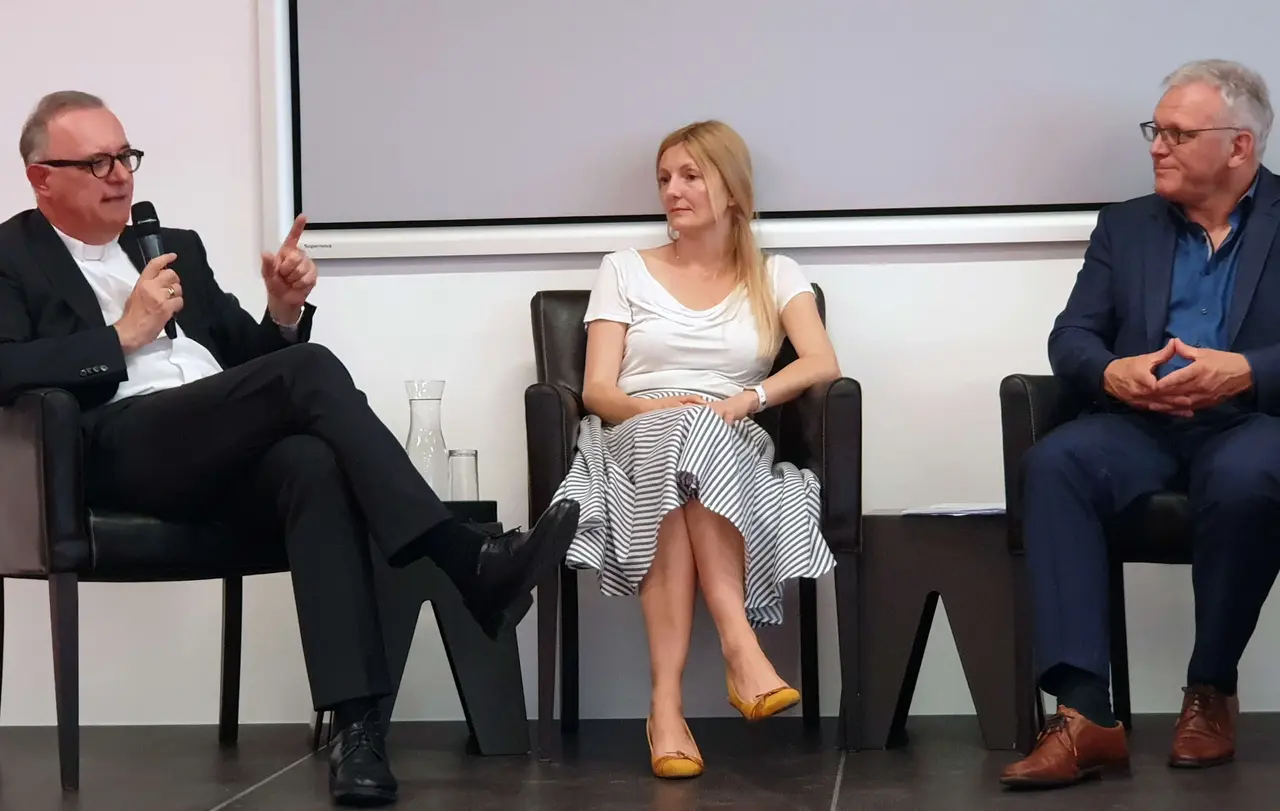 Der württembergische Landesbischof Dr. h. c. Frank Otfried July (l.) in der Diskussion mit Tanja Zöllner von „Pulse of Europe“ und Professor Dr. Ulrich Eith von der Universität Freiburg.