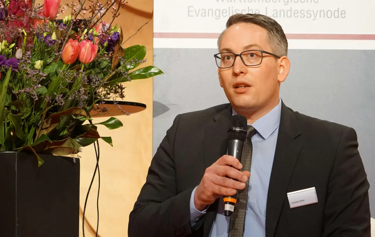 Eine Gesetzesänderung nimmt die Rechte der Schuldekane in den Blick. Zu dem Entwurf sprach der Synodale Christoph Müller, Vorsitzender des Rechtsausschusses.