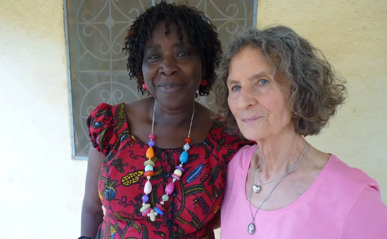 Ruth Ouedraogo, bis 2016 Koordinatorin der Mangoaktion in Burkina Faso,  und Gisela Winkler