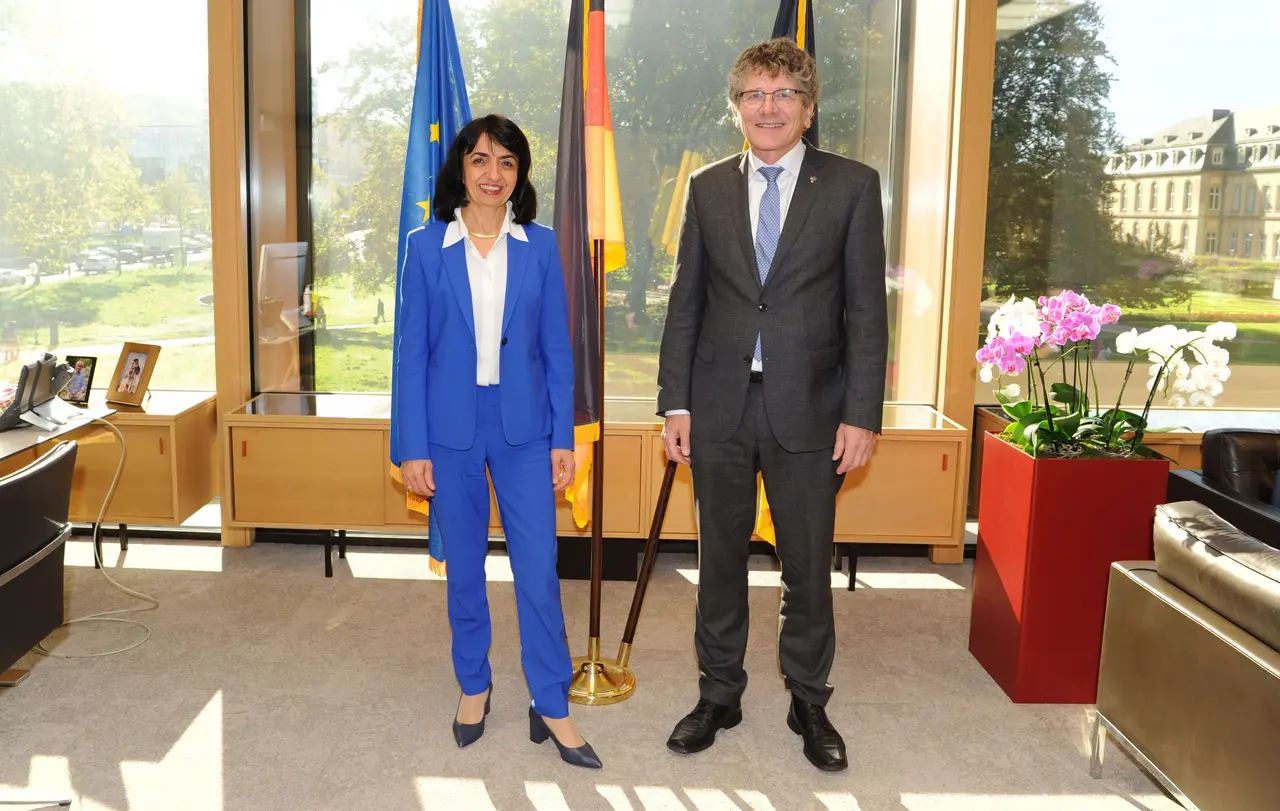 Landesbischof Ernst-Wilhelm Gohl mit der Präsidentin des Landtags von Baden-Württemberg, Muhterem Aras