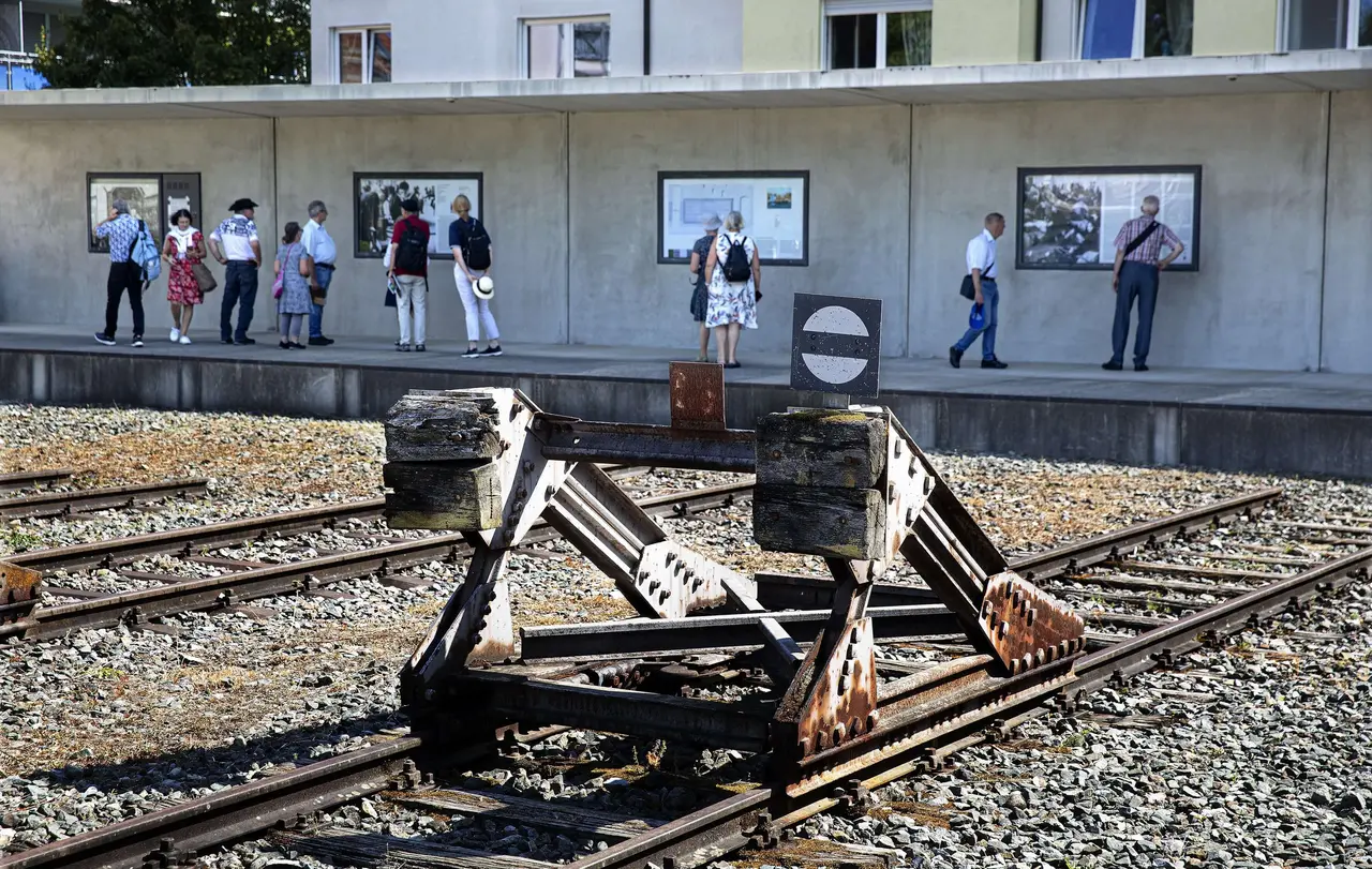 Gedenkveranstaltung an der Gedenkstätte "Zeichen der Erinnerung" für die im August 1942 von Stuttgart ins KZ Theresienstadt deportierten und ermordeten Jüdinnen und Juden. Foto: Horst Rudel