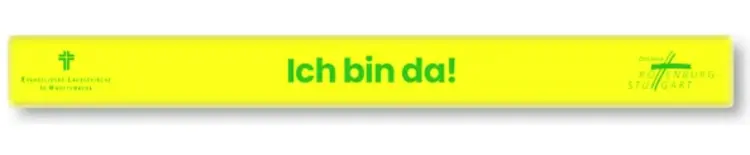 26.000 dieser reflektierenden Armbändchen verschenken die Landeskirche und die Diözese Rottenburg-Stuttgart in einer gemeinsamen Aktion an Erstklässlerinnen und Erstlässler.