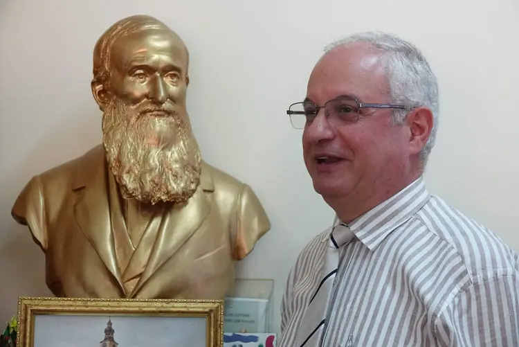 Schulleiter George Haddad vor einer Büste des Württembergers Johann Ludwig Schneller, der ein Wegbereiter diakonischer und missionarischer Aktivitäten im Nahen Osten war.