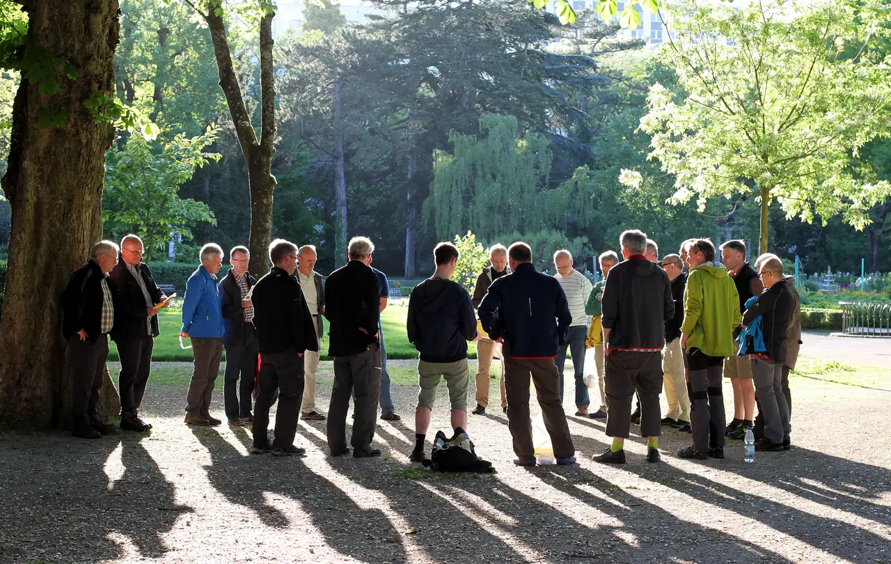 So eng, wie hier bei dieser Männergruppe, darf es in nächster Zeit nicht zugehen. Schade. Es werden neue Formen der Nähe gefunden werden müssen.