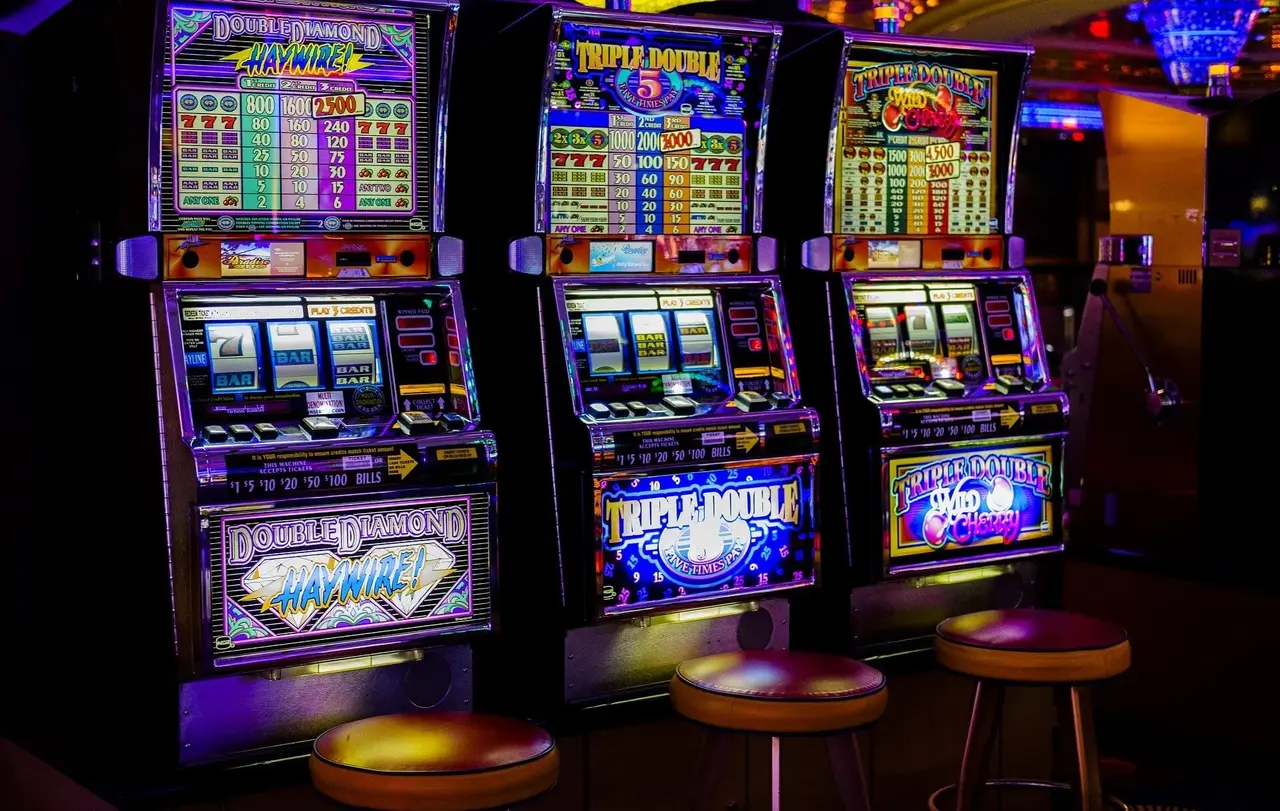 Glücksspiel: Als die Casinos geschlossen hatten, wanderten Süchtige ins Internet ab.