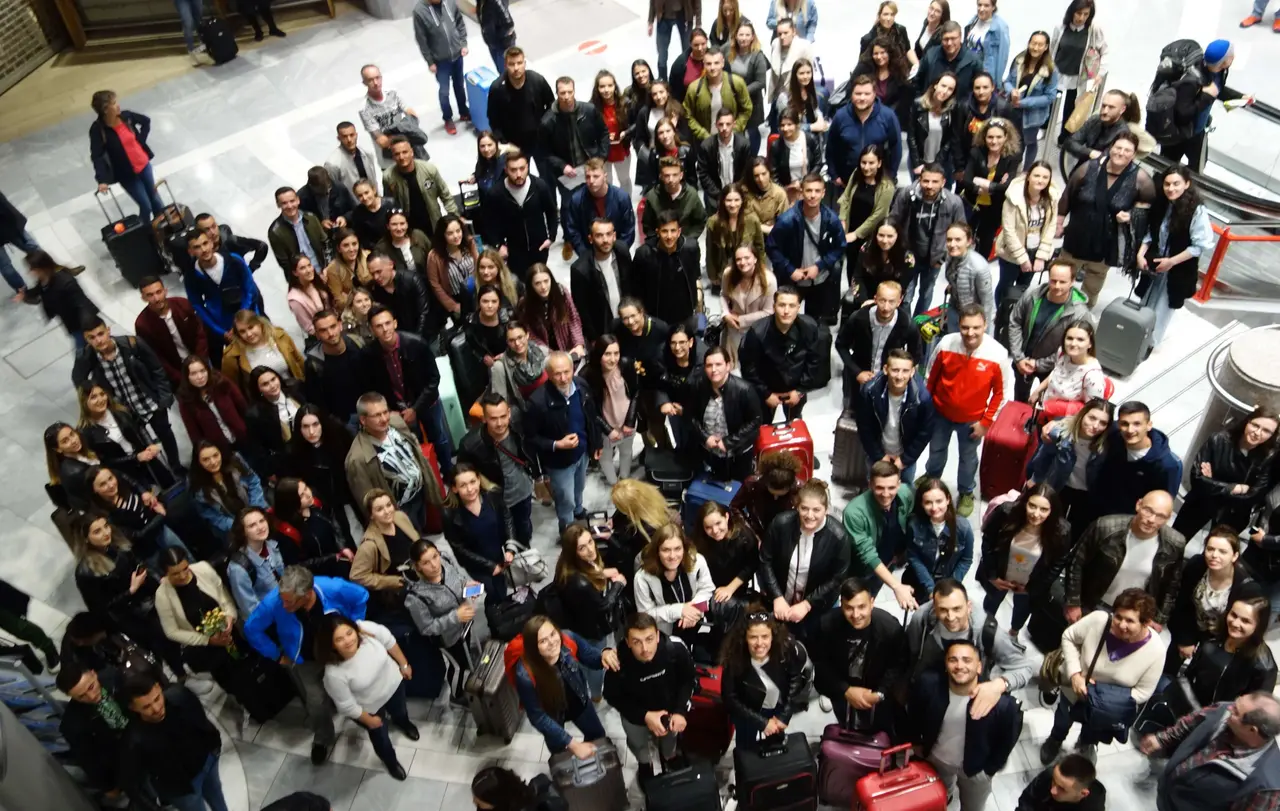 Teilnehmer am Kosovo-Ausbildungsprogramm der Diakonie nach ihrer Ankunft auf dem Stuttgarter Flughafen.