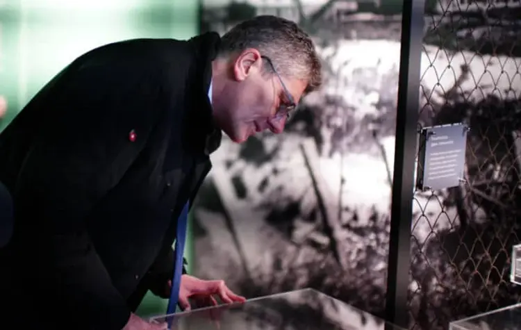 Landesbischof Ernst-Wilhelm Gohl würdigte im Vorfeld seines Besuchs in Bisingen (hier im Museum) die wichtige Aufgabe der vielen kleinen Gedenkstätten.