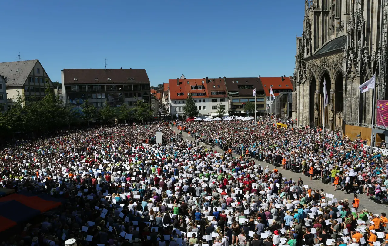 Die Schlussfeier des Landesposaunentags 2018 auf dem Ulmer Münsterplatz.