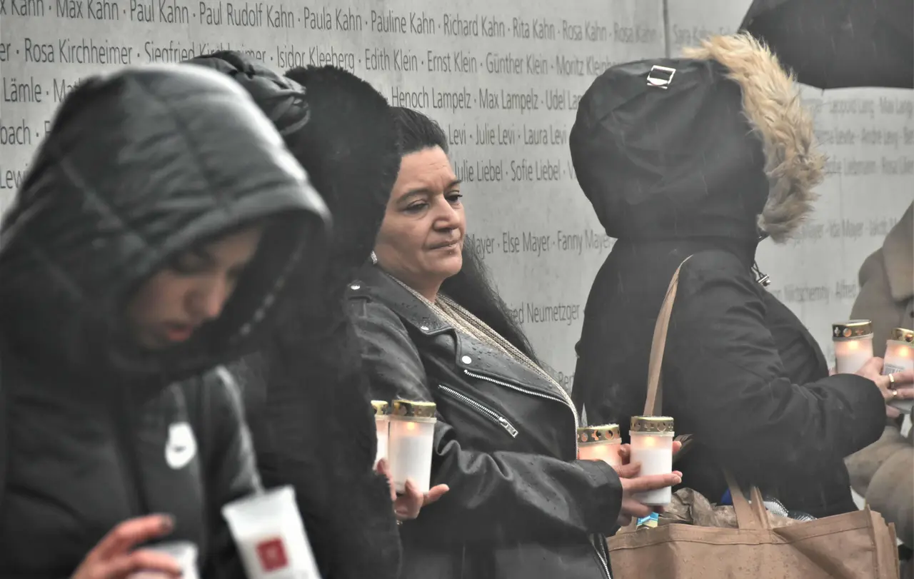 Am 80. Jahrestag der Deportation von Sinti und Roma nach Auschwitz am 15. März 1943 haben Schülerinnen und Schüler an der Gedenkstätte „Zeichen der Erinnerung“ am Stuttgarter Nordbahnhof für die von dort deportierten Kinder Kerzen aufgestellt und ihre Namen verlesen.