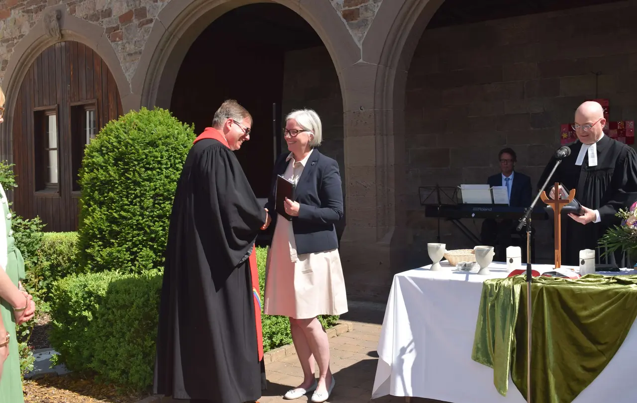 Sabine Foth, Synodalpräsidentin und 2. Vorsitzende des Württ. Ev. Landesverbands für Kindergottesdienst e.V., begrüßte Pfarrer Markus Grapke als neuen Landespfarrer für Kindergottesdienst.
