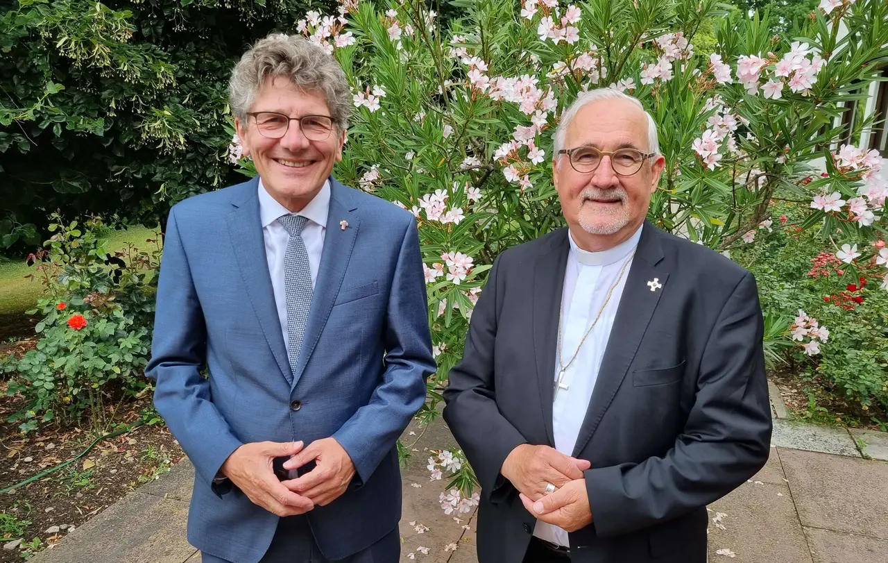 Bei einem Besuch bei Bischof Dr. Gebhard Fürst in Rottenburg macht Ernst-Wilhelm Gohl deutlich, dass sich viele Aufgaben, vor denen Kirche und Gesellschaft stünden, nur gemeinsam bewältigen ließen.