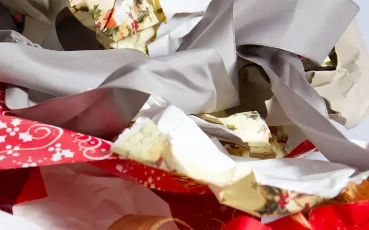 Schöne Bescherung! Nach dem Auspacken der Geschenke türmt sich der Papiermüll unter dem Weihnachtsbaum.