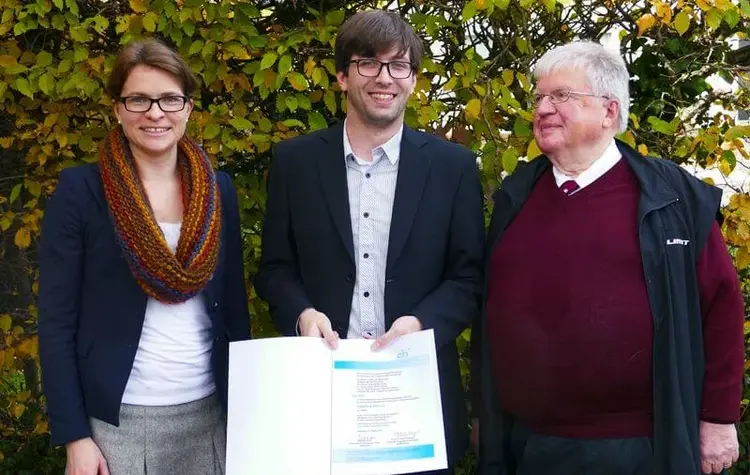 Christina Krause, stellvertretende Vorsitzende des Evangelischen Bundes Württemberg, Preisträger Jonas Frank, Laudator Pfarrer Dr. Klaus W. Müller (von links – es fehlt der in Jerusalem weilende Preisträger Peer Hendrik Otte.