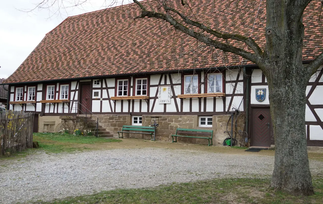 Das Waldensermuseum im württembergischen Ötisheim-Schönenberg liegt am Hugenoten- und Waldenserpfad, ein 1.800 Kilometer langer Europäischer Kulturwanderweg, der auch an Flucht, Exil und Integration erinnert.