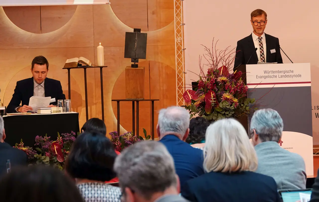 Johannes Eißler (am Rednerpult) berichtete über den Ablauf der Kirchenwahl und brachte den Antrag zur Abstimmung über die Gültigkeit der Wahl am 1. Dezember ein.
