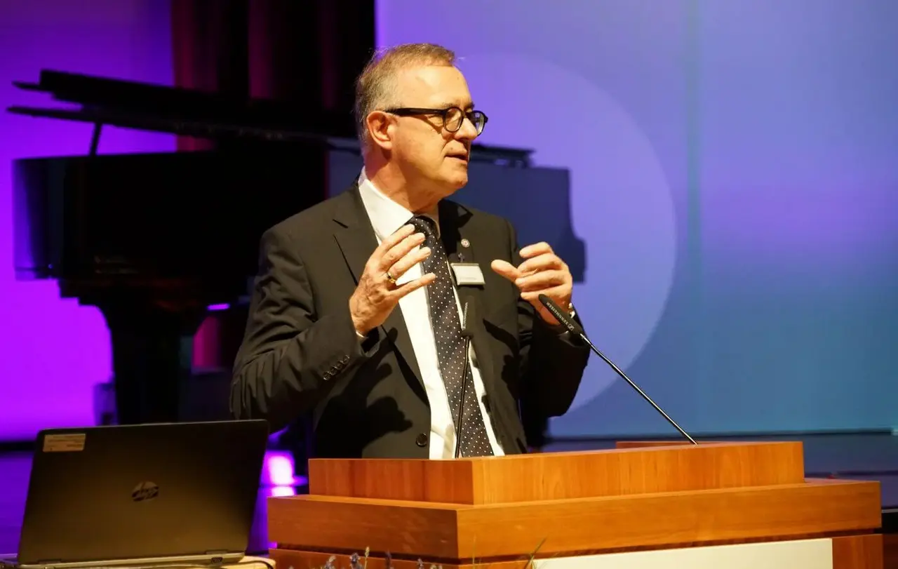 „Kirche sind wir alle", sagt Landesbischof July und bittet um Ideen, Visionen und Kritik.