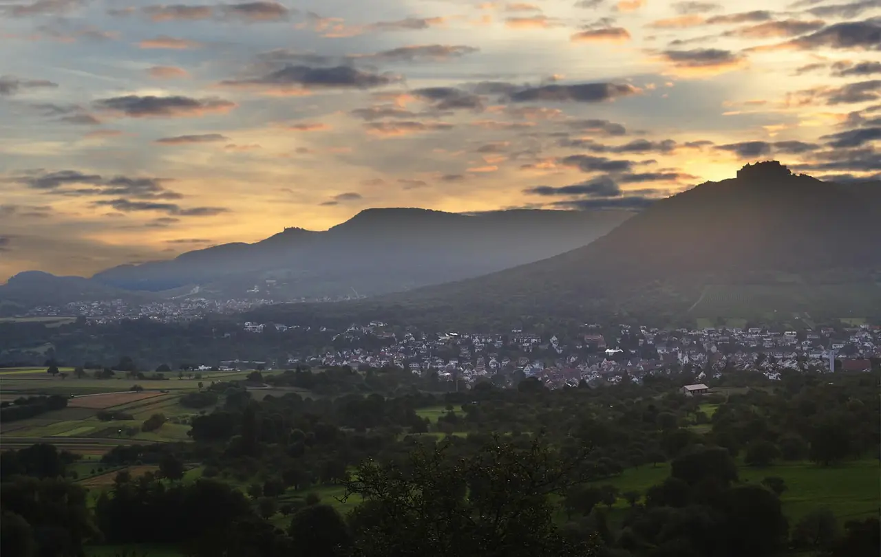 Blick vom Osthang des Jusi auf den Albtrauf: Auf dem erloschenen Vulkankegel feiert die Apis, der Evangelische Gemeinschaftsverband Württemberg, Ende Juli „100 Jahre Jusi-Fest".
