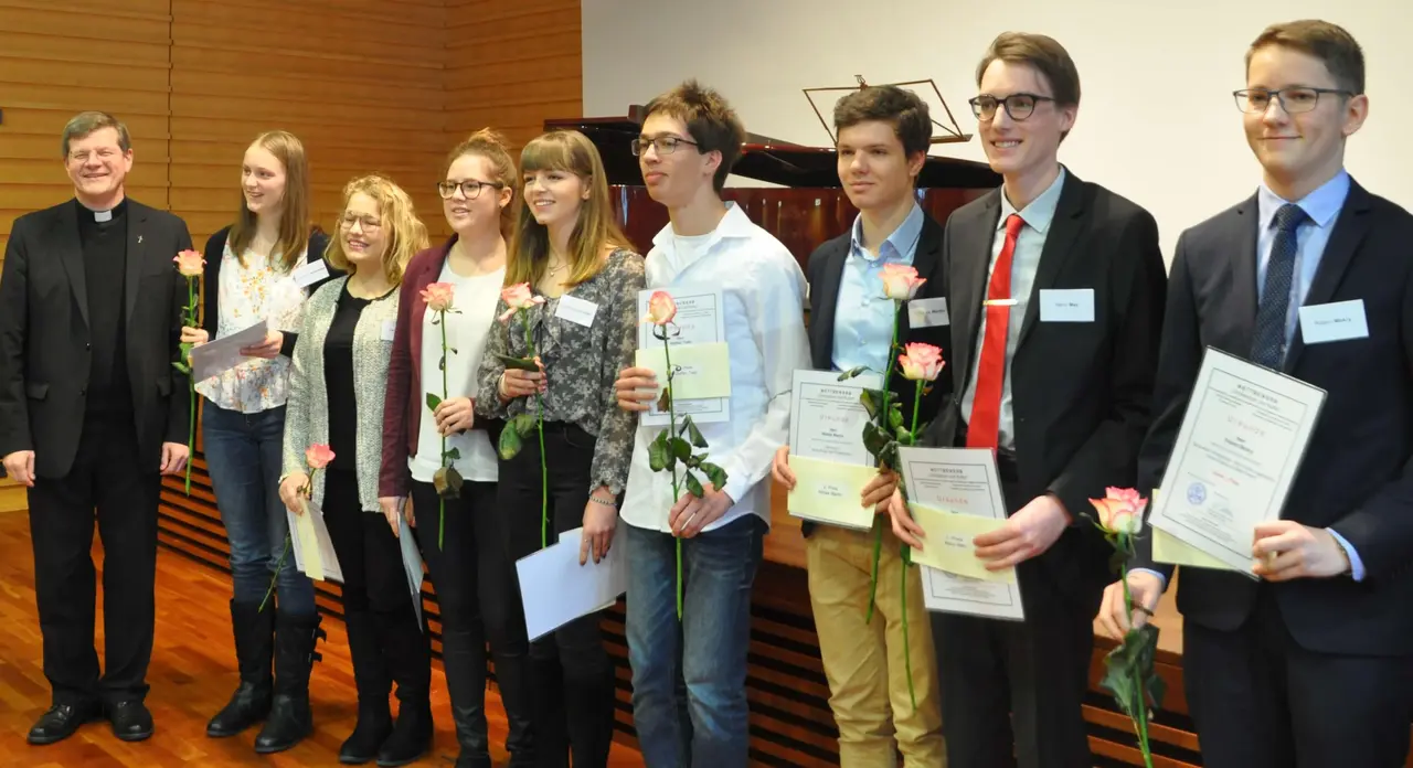 Preisträger des Schülerwettbewerbs „Christentum und Kultur“ 2018 Preisträger des Schülerwettbewerbs „Christentum und Kultur“ 2018 zusammen mit dem Freiburger Erzbischof Stephan Burger
