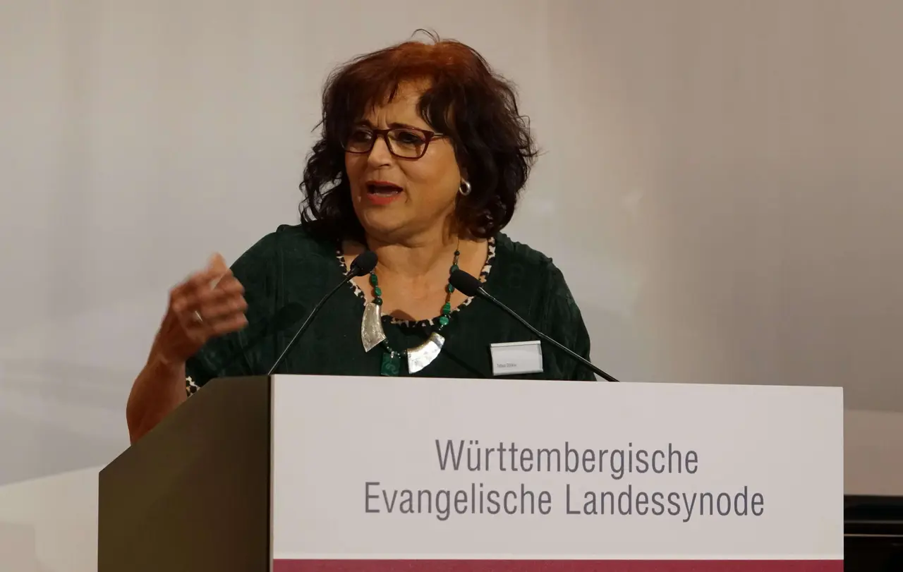 Tabea Dölker gratulierte während der Sommersynode im Juli zum 100-jährigen Bestehen der Evangelischen Frauen in Württemberg.